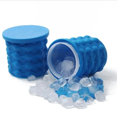 Bote fabricador de hielo con tapa y cubos de hielo