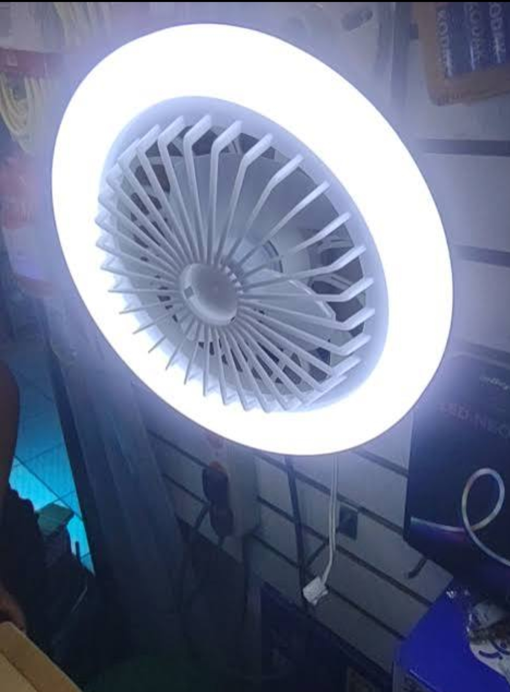 Lámpara Ventilador con Luz y Control — 2 en 1 para Recámara y Sala